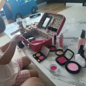 Received Kids Pretend Makeup Cosmetics Set from customer G****n.